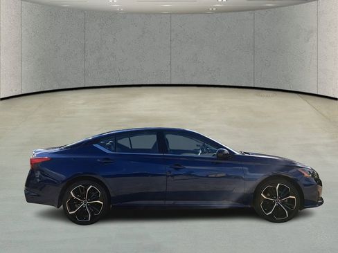 Used 2023 Nissan Altima 2.5 SR w/ SR Premium Package image 4