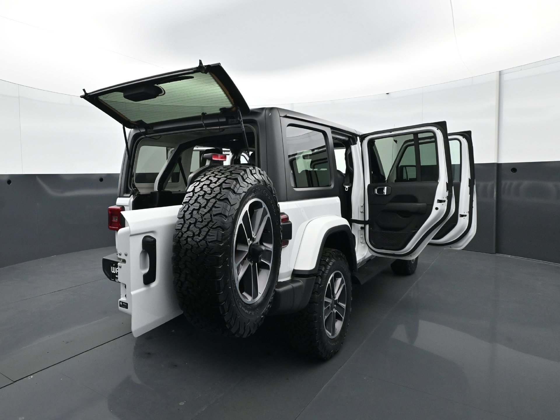 Used 2023 Jeep Wrangler Unlimited Sahara w/ LED Lighting Group AWD/4WD image 32