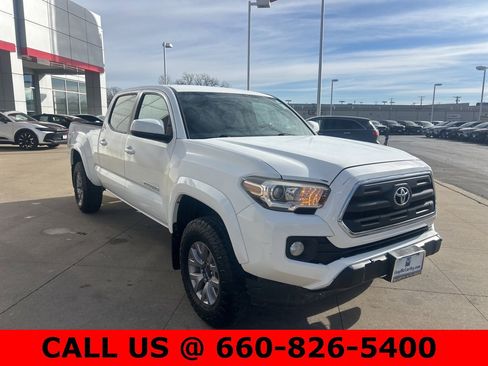 Used 2016 Toyota Tacoma SR5 w/ SR5 Appearance Package (SN) image 4