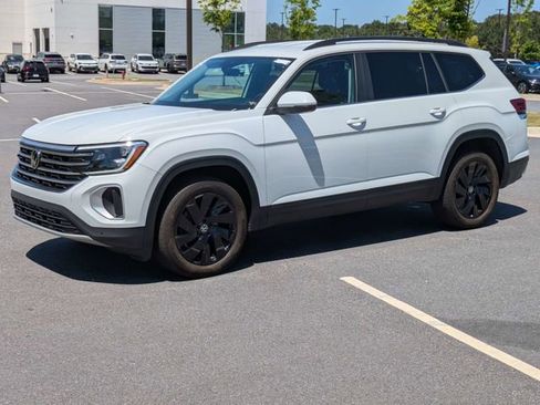 Certified 2024 Volkswagen Atlas SE w/ Black Wheel Package FWD image 8