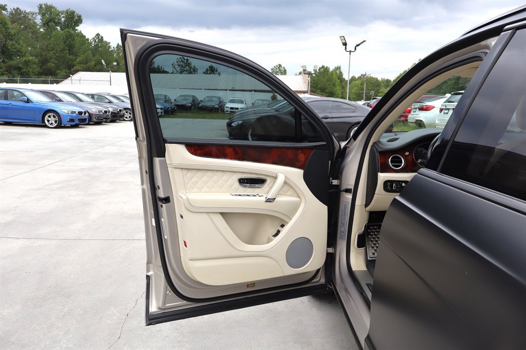 Used 2017 Bentley Bentayga AWD/4WD image 62