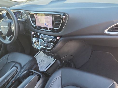 Used 2025 Chrysler Pacifica Select FWD image 16