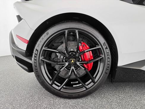 Used 2018 Lamborghini Huracan Performante AWD/4WD image 32