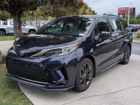 Certified 2024 Toyota Sienna XSE FWD image 5