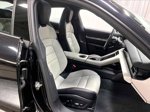 Used 2025 Porsche Taycan image 30