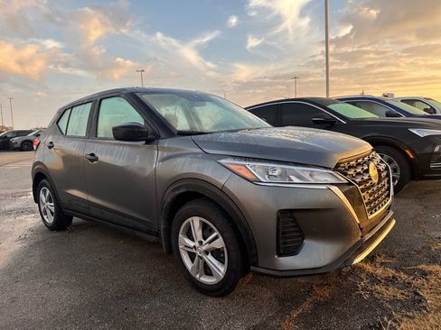 Used 2025 Nissan Kicks Play S image 3