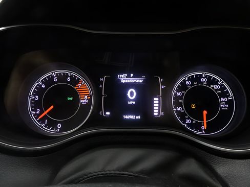 Used 2019 Jeep Cherokee Latitude Plus w/ Cold Weather Group AWD/4WD image 17