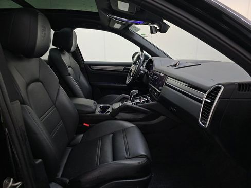 Used 2022 Porsche Cayenne Platinum Edition image 5