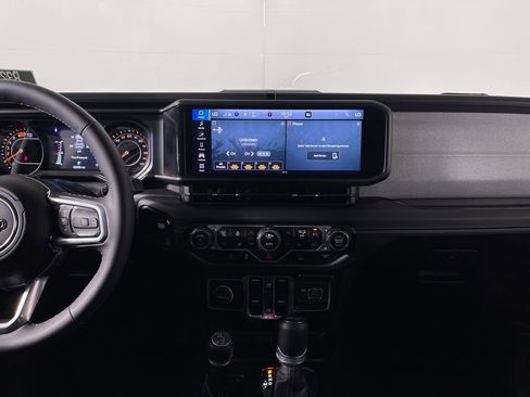 Used 2025 Jeep Wrangler Sahara image 15