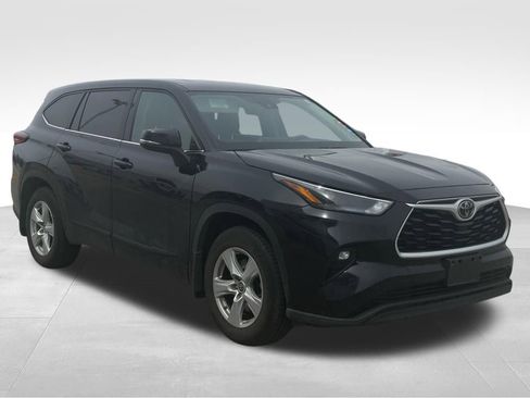 Used 2022 Toyota Highlander LE image 4