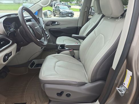 Used 2018 Chrysler Pacifica Touring-L FWD image 12