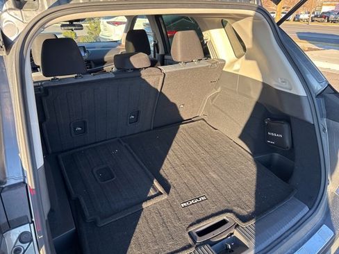 Used 2023 Nissan Rogue SV image 11