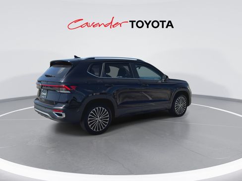 Used 2026 Volkswagen Taos SE FWD image 8