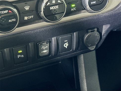 Used 2016 Toyota Tacoma Limited image 27