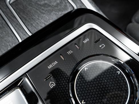 Used 2023 BMW 760i xDrive image 71