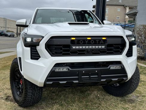 Used 2024 Toyota Tacoma TRD Sport AWD/4WD image 4