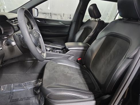 Used 2023 Jeep Grand Cherokee L Laredo image 15