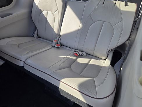 Used 2018 Chrysler Pacifica Limited image 29