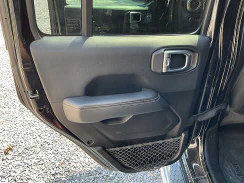 Used 2018 Jeep Wrangler Unlimited Sahara w/ Dual Top Group AWD/4WD image 16