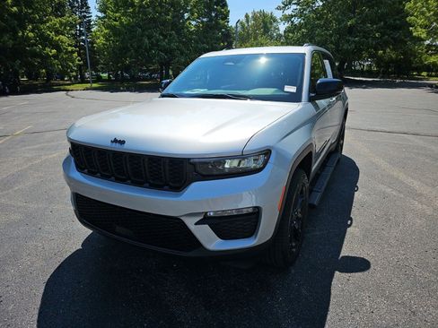 Used 2025 Jeep Grand Cherokee Limited w/ Black Appearance Package AWD/4WD image 2
