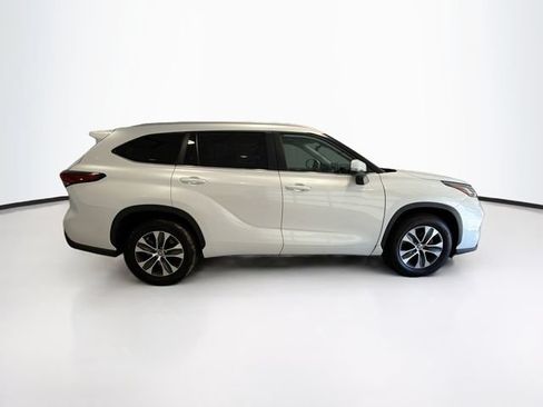 Certified 2025 Toyota Highlander XLE FWD image 7