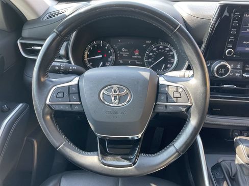 Used 2021 Toyota Highlander XLE AWD/4WD image 16