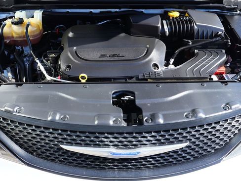 Used 2020 Chrysler Voyager L image 59