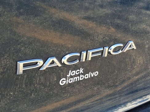 Used 2023 Chrysler Pacifica Touring-L image 33