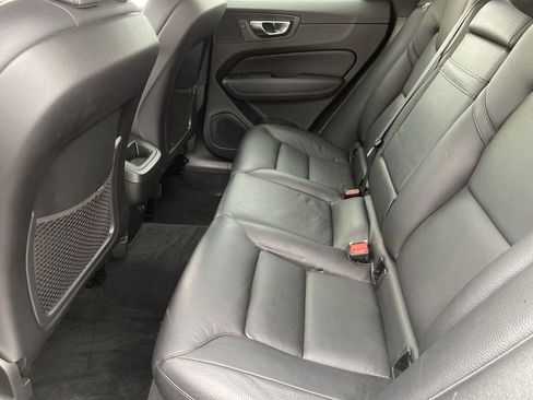 Used 2021 Volvo XC60 T5 Momentum w/ Premium Package image 25