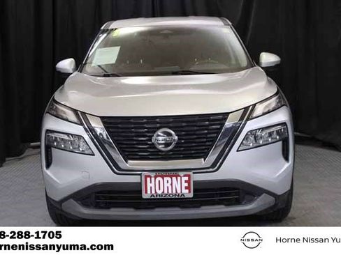 Used 2021 Nissan Rogue SV image 2