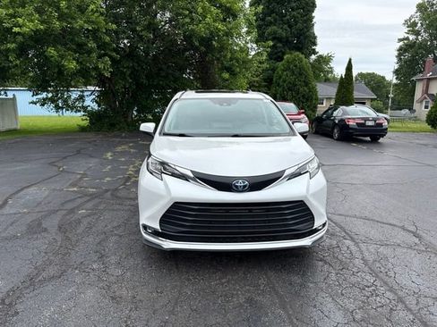 Used 2023 Toyota Sienna XLE AWD/4WD image 2