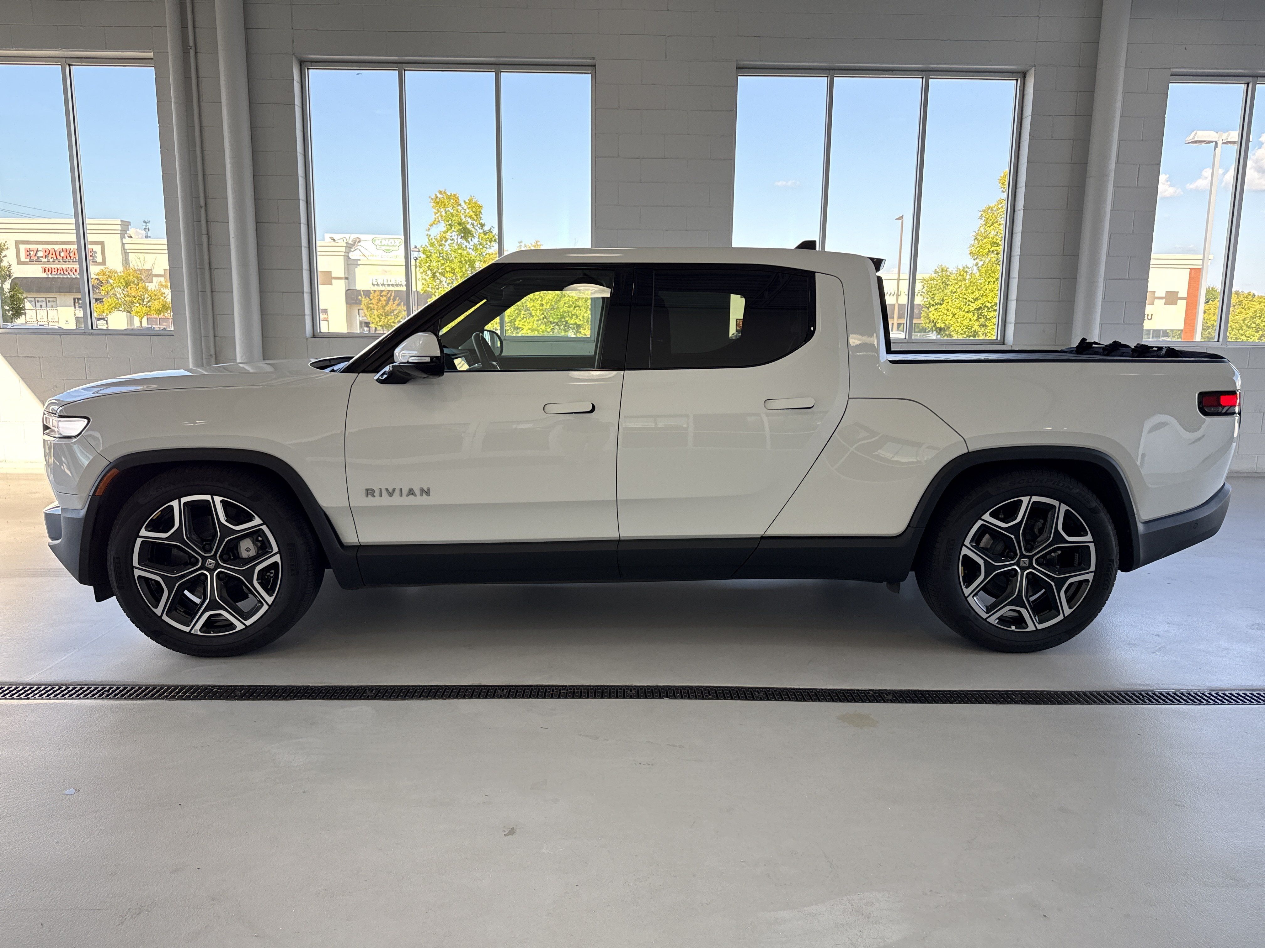 Used 2025 Rivian R1T Adventure Dual AWD/4WD image 2