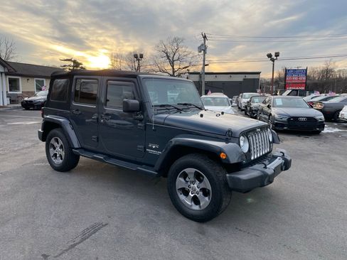Used 2017 Jeep Wrangler Unlimited Sahara w/ Connectivity Group AWD/4WD image 6