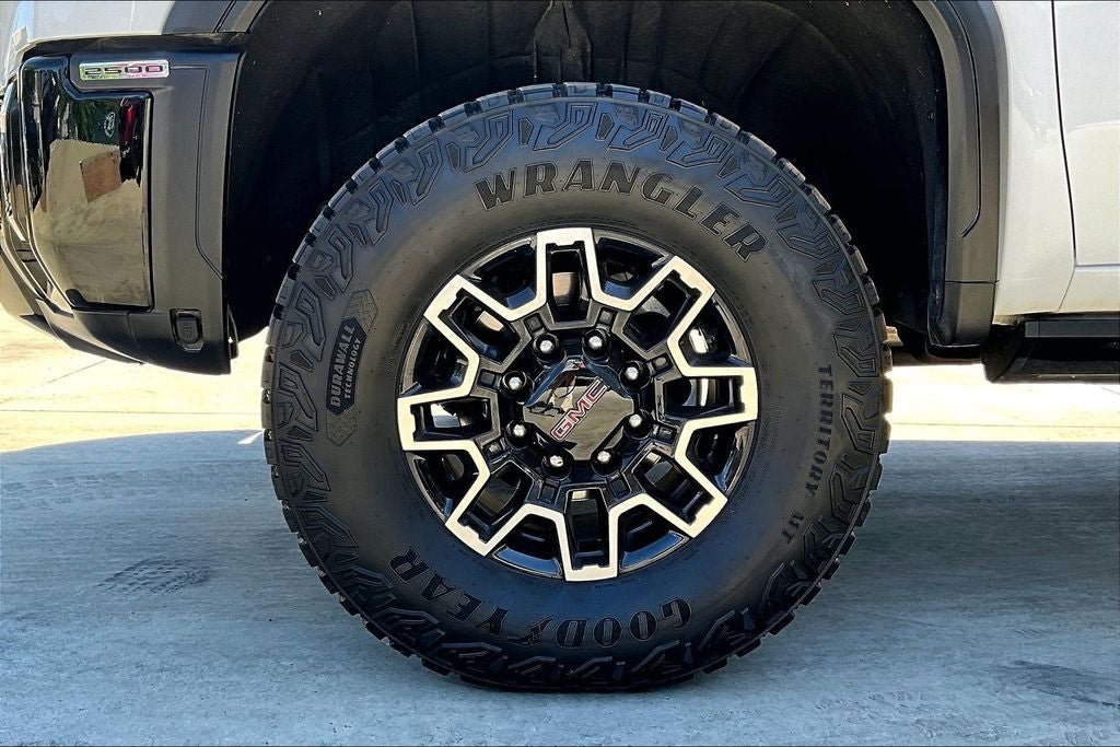 Used 2025 GMC Sierra 2500 AT4X AWD/4WD image 8