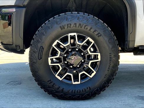 Used 2025 GMC Sierra 2500 AT4X AWD/4WD image 8