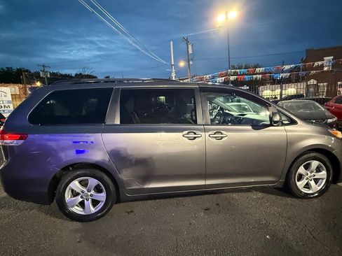 Used 2012 Toyota Sienna LE image 6
