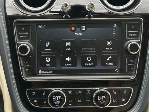Used 2017 Bentley Bentayga AWD/4WD image 47