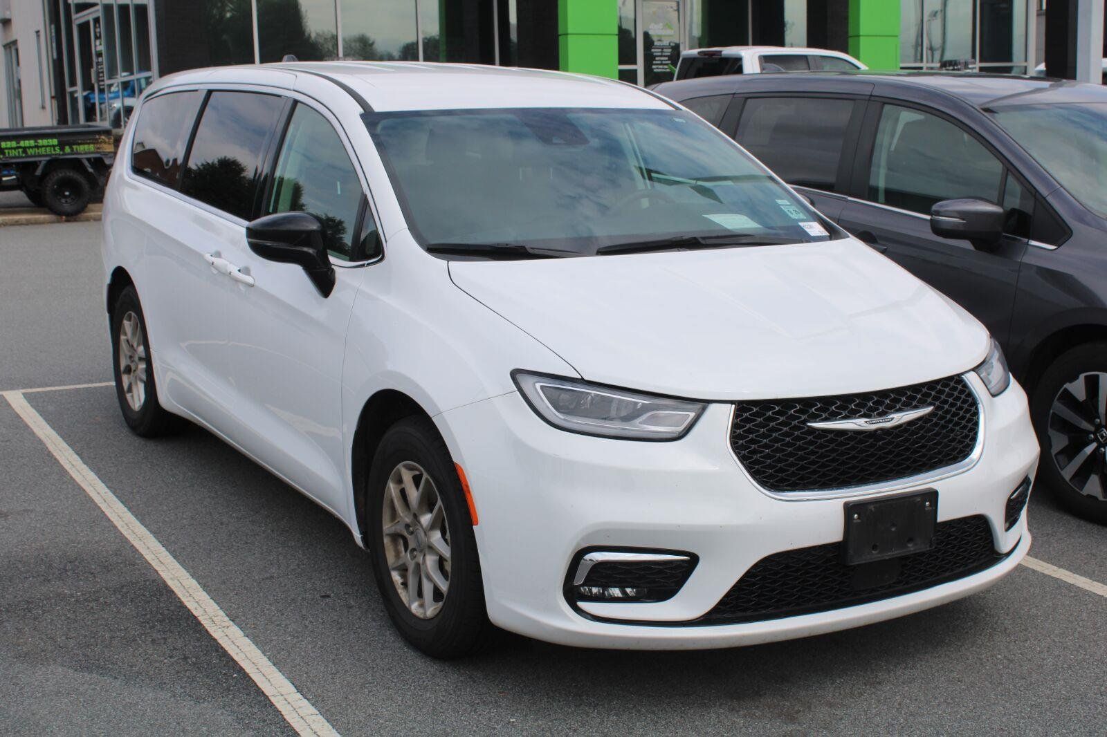 Used 2024 Chrysler Pacifica Touring-L FWD image 3
