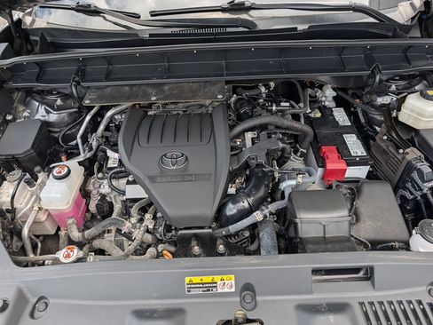 Used 2024 Toyota Highlander LE FWD image 9