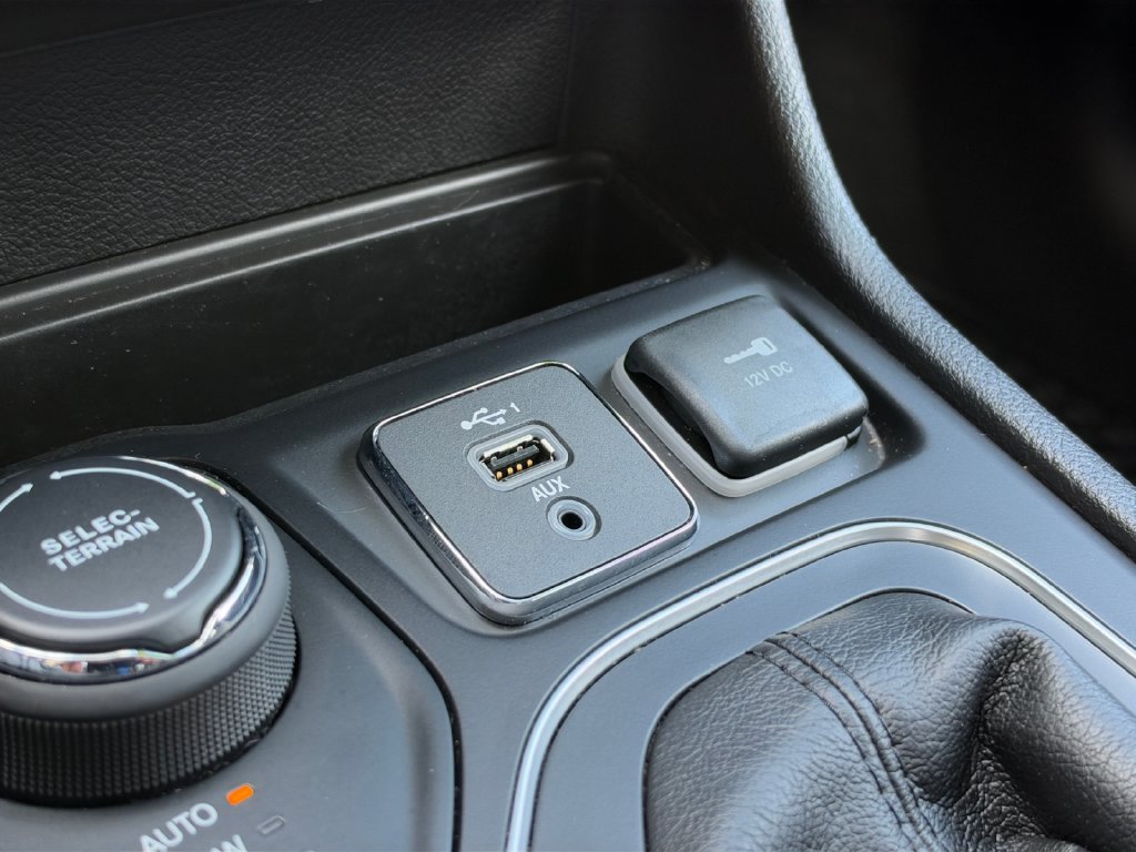 Certified 2019 Jeep Cherokee Latitude Plus w/ Cold Weather Group AWD/4WD image 21