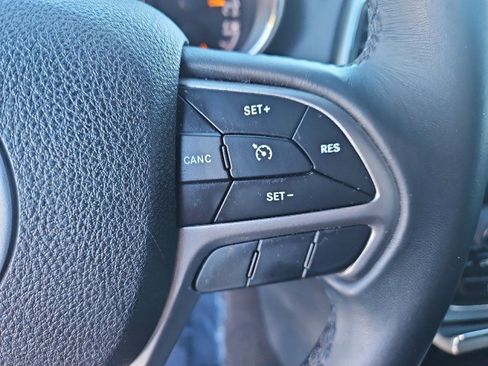 Used 2018 Jeep Grand Cherokee Laredo image 15