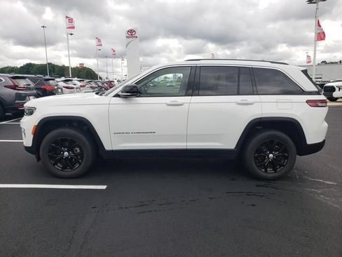 Used 2023 Jeep Grand Cherokee Limited AWD/4WD image 9