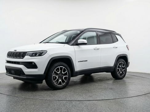 Used 2025 Jeep Compass Trailhawk AWD/4WD image 3