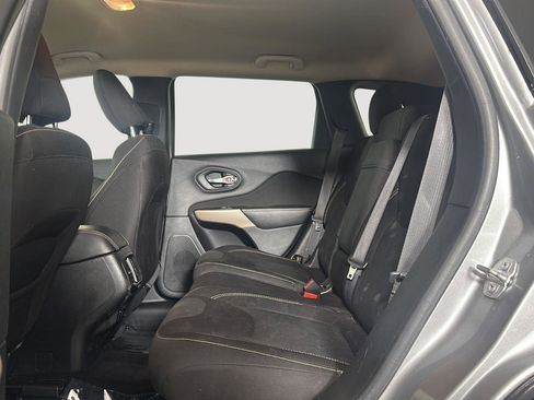 Used 2017 Jeep Cherokee Latitude FWD image 17
