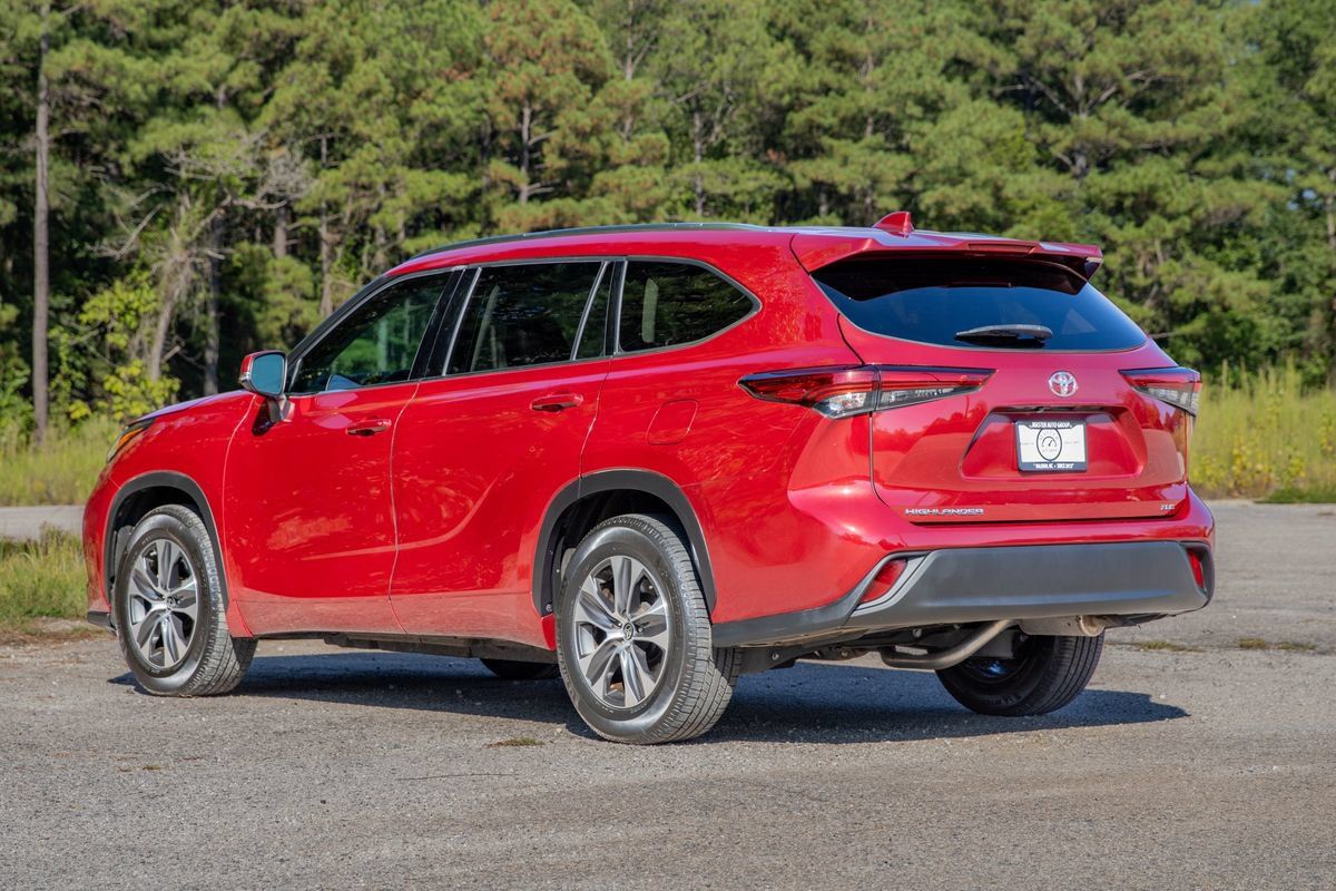 Used 2020 Toyota Highlander XLE FWD image 6