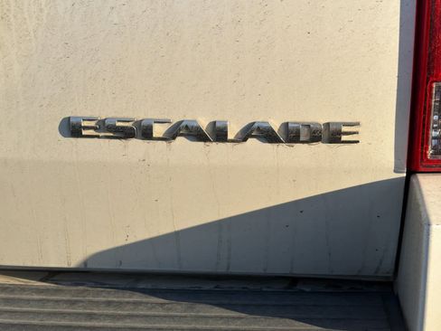 Used 2011 Cadillac Escalade ESV Luxury image 8