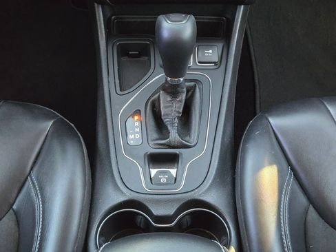Used 2019 Jeep Cherokee Latitude Plus FWD image 19