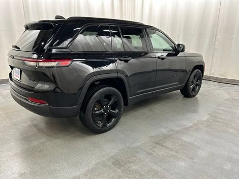 Used 2023 Jeep Grand Cherokee Altitude AWD/4WD image 4