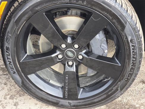 Used 2024 Land Rover Defender 130 X-Dynamic SE image 9