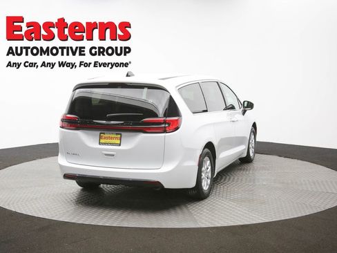 Used 2023 Chrysler Pacifica Touring-L image 40